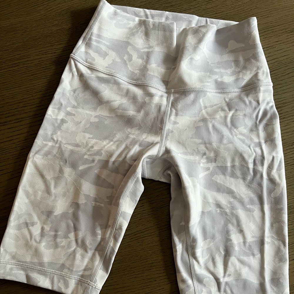 Camo Lulu Lemon Wunder Under HR Short. 10”. Size 6.
